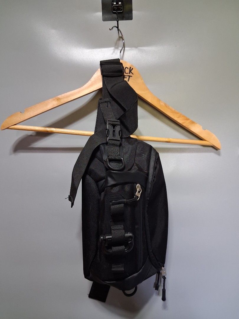 Black Fanny Pack Waist Bag (Category: Luxury Bags & Wallets) located in Pamplona. Submitted by edrick_thrift (Listing ID 1461465435, Image 2). Description: -once lang ginamit -like new -not thrifted/ no issue RFS: bawas gamit.