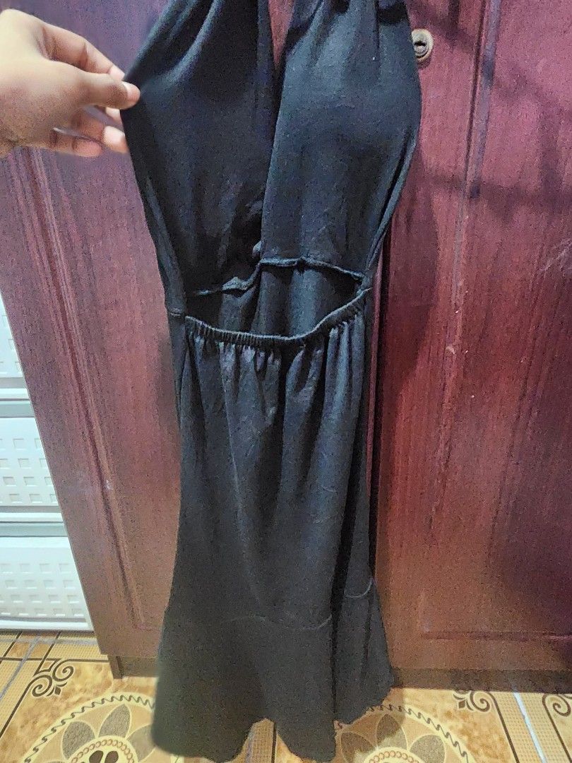 Black Halter Neck Mini Dress (Category: Dresses) located in Muntinlupa City. Submitted by yanyan1888 (Listing ID 1461367224, Image 2). Description: - Black halter neck mini dress - Stretchy material for a comfortable fit - Unique ruffled hem detail - Ideal for night outs or parties - Versatile styling with heels or sandals - Fits well.