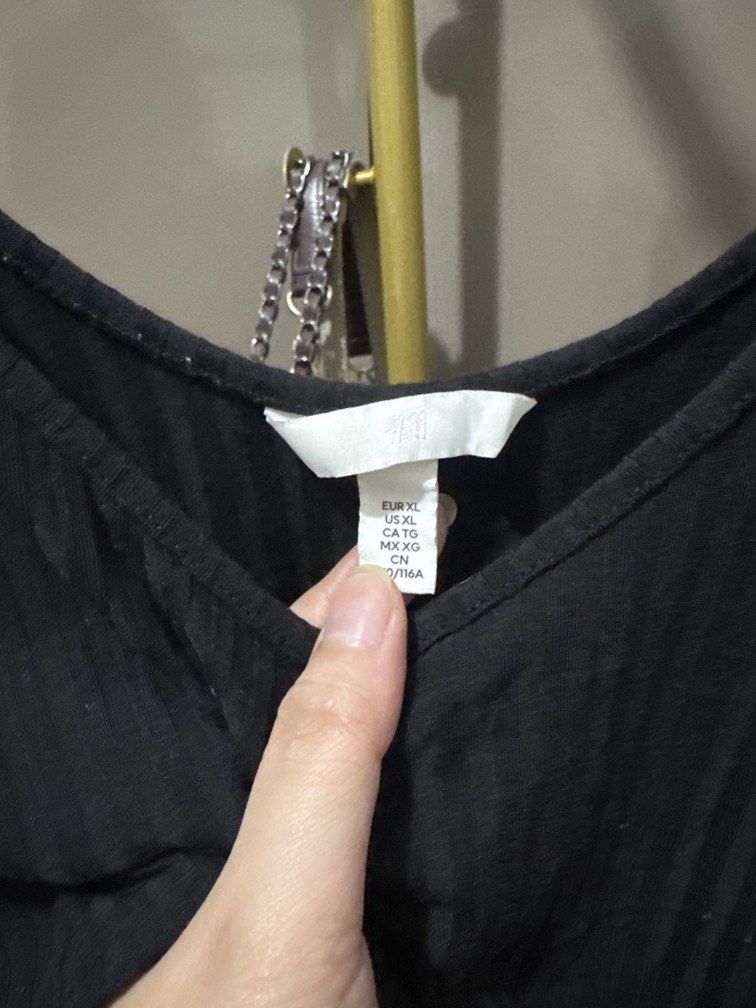 Black H&M Cropped Top (Category: Blouses) located in Mexico. Submitted by studioleraph (Listing ID 1461476497, Image 2). Description: 🛍️ Perfect for your personal wardrobe or reseller business 🫶 👗 The actual item being sold is the original garment shown in the product photos. Small differences in fit, drape, color, texture, or details may occur. 💌 Condition: • Preloved; Please wash the items before wearing. • Please manage expectations as the