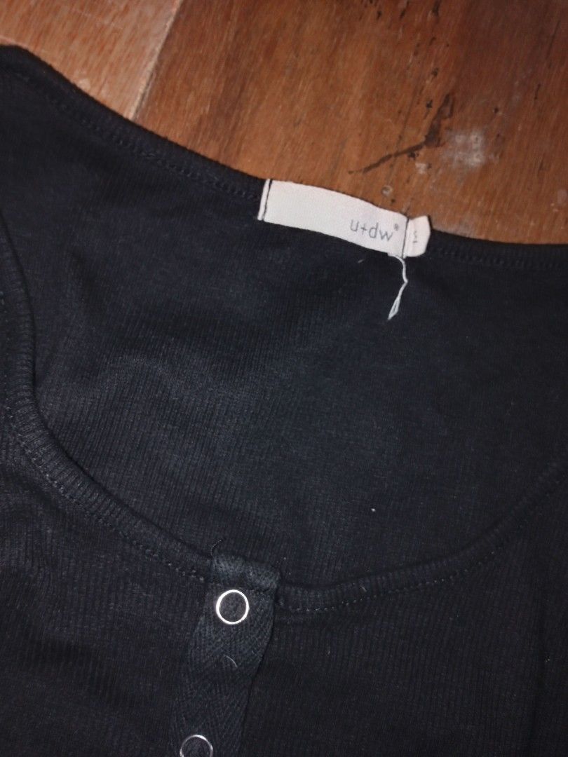 Black Knitted Button Down Crop Top (Category: Blouses) located in Valenzuela. Submitted by wearitbabe.hk (Listing ID 1461357922, Image 2). Description: Only 3 snap buttons working..