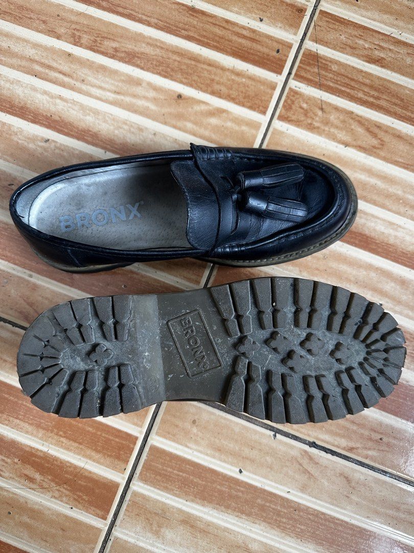 Black Leather Tassel Loafers Size 38 (Category: Loafers) located in Manila. Submitted by omelette.12 (Listing ID 1461387667, Image 3). Description: - Sturdy loafers - Classic tassel design - Comfortable chunky sole - Versatile for casual or smart casual outfits.