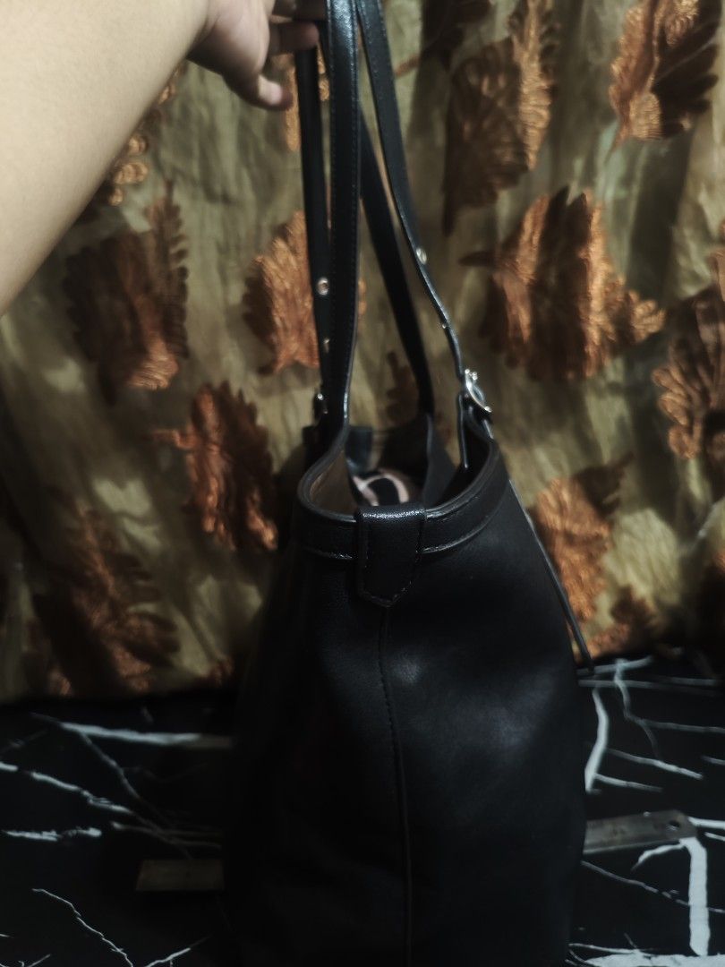 Black Leather Tote Bag with Adjustable Straps (Category: Tote Bags) located in San Fernando. Submitted by brandeddeclutter. (Listing ID 1461438695, Image 2). Description: - Classic black leather tote bag - Spacious interior with a zippered compartment - Adjustable shoulder straps for comfort - Simple, clean design, perfect for everyday or work .
