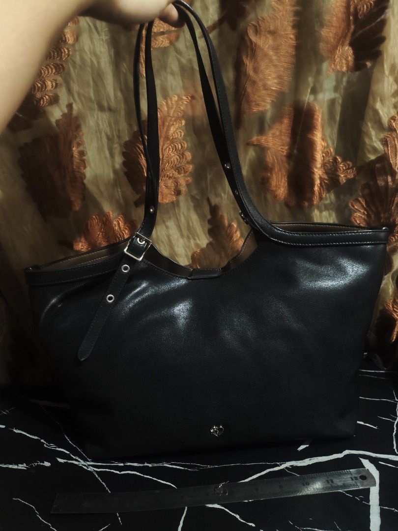 Black Leather Tote Bag with Adjustable Straps (Category: Tote Bags) located in San Fernando. Submitted by brandeddeclutter. (Listing ID 1461438695, Image 1). Description: - Classic black leather tote bag - Spacious interior with a zippered compartment - Adjustable shoulder straps for comfort - Simple, clean design, perfect for everyday or work .