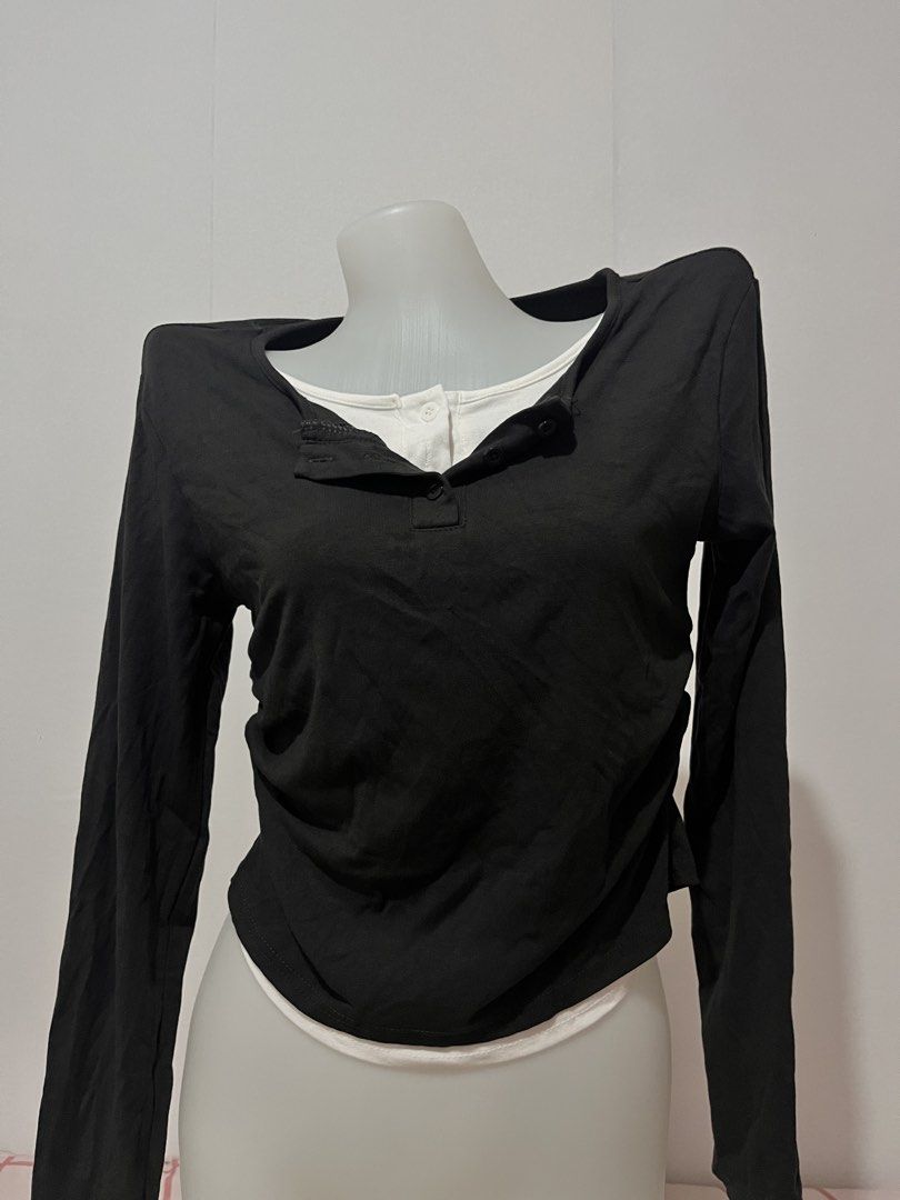 Black Long Sleeve Top with White Layered Collar (Category: Longsleeves) located in Manila. Submitted by chimcheese (Listing ID 1461328847, Image 1). Description: - Black long sleeve top - White layered collar detail - Button-up neckline - Soft and stretchy fabric - Versatile for layering or wearing alone - Pairs well with jeans or skirts - Easy to style for casual or dressed-up outfits.