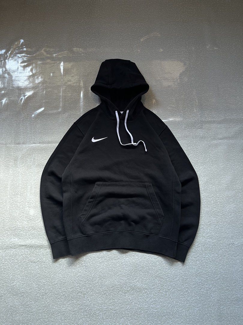 Black Nike Park Hoodie (Category: Coats, Jackets and Outerwear) located in Binan City. Submitted by findnavi (Listing ID 1460393804, Image 1). Description: Medium 22x27 Color rate 9/10.