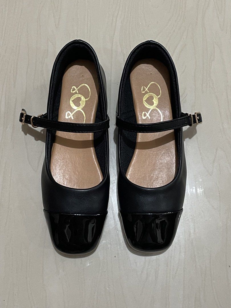 Black Mary Jane Shoes (Category: Flats & Sandals) located in Makati City. Submitted by nikarchives (Listing ID 1461373802, Image 1). Description: - RFS: Brand new never used- wrong size, fits snugly but i prefer a looser shoe - Bought for Php 497 - Adorable black Mary Jane shoes - Features a shiny patent cap toe - Secure buckle strap for a perfect fit - Wavy grip pattern on the sole - Estimated size: 5.