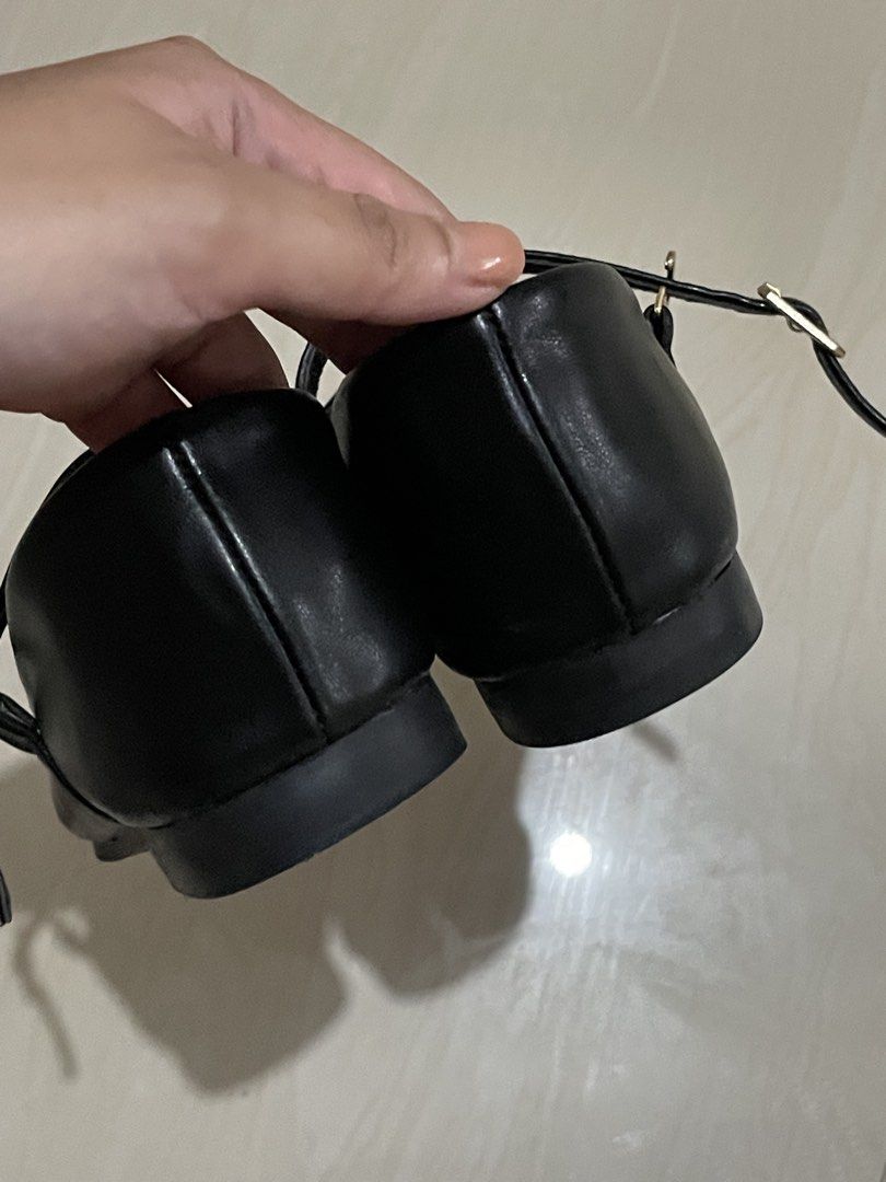 Black Mary Jane Shoes (Category: Flats & Sandals) located in Makati City. Submitted by nikarchives (Listing ID 1461373802, Image 3). Description: - RFS: Brand new never used- wrong size, fits snugly but i prefer a looser shoe - Bought for Php 497 - Adorable black Mary Jane shoes - Features a shiny patent cap toe - Secure buckle strap for a perfect fit - Wavy grip pattern on the sole - Estimated size: 5.