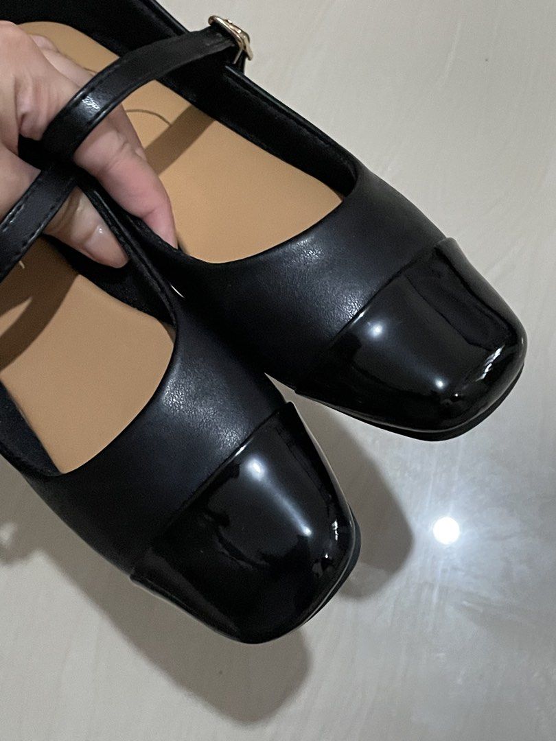 Black Mary Jane Shoes (Category: Flats & Sandals) located in Makati City. Submitted by nikarchives (Listing ID 1461373802, Image 2). Description: - RFS: Brand new never used- wrong size, fits snugly but i prefer a looser shoe - Bought for Php 497 - Adorable black Mary Jane shoes - Features a shiny patent cap toe - Secure buckle strap for a perfect fit - Wavy grip pattern on the sole - Estimated size: 5.