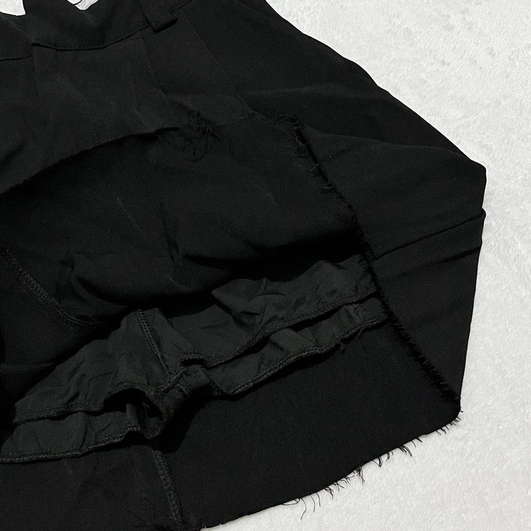 Black Pleated Mini Skirt with Raw Hem (Category: Skirts) located in Binan City. Submitted by veniceao (Listing ID 1461471658, Image 3). Description: PLEASE READ ❤️ Loc: Manila/Laguna (open for checkout for cheaper sf—starts at ₱20) For sure buyer: 1. Make an offer. 2. Send your details for confirmation 3. Pay until 3pm the next day I confirm the order. Details: - Fits size 28 - Black pleated mini skirt - Raw, frayed hemline for a trendy look - Fr