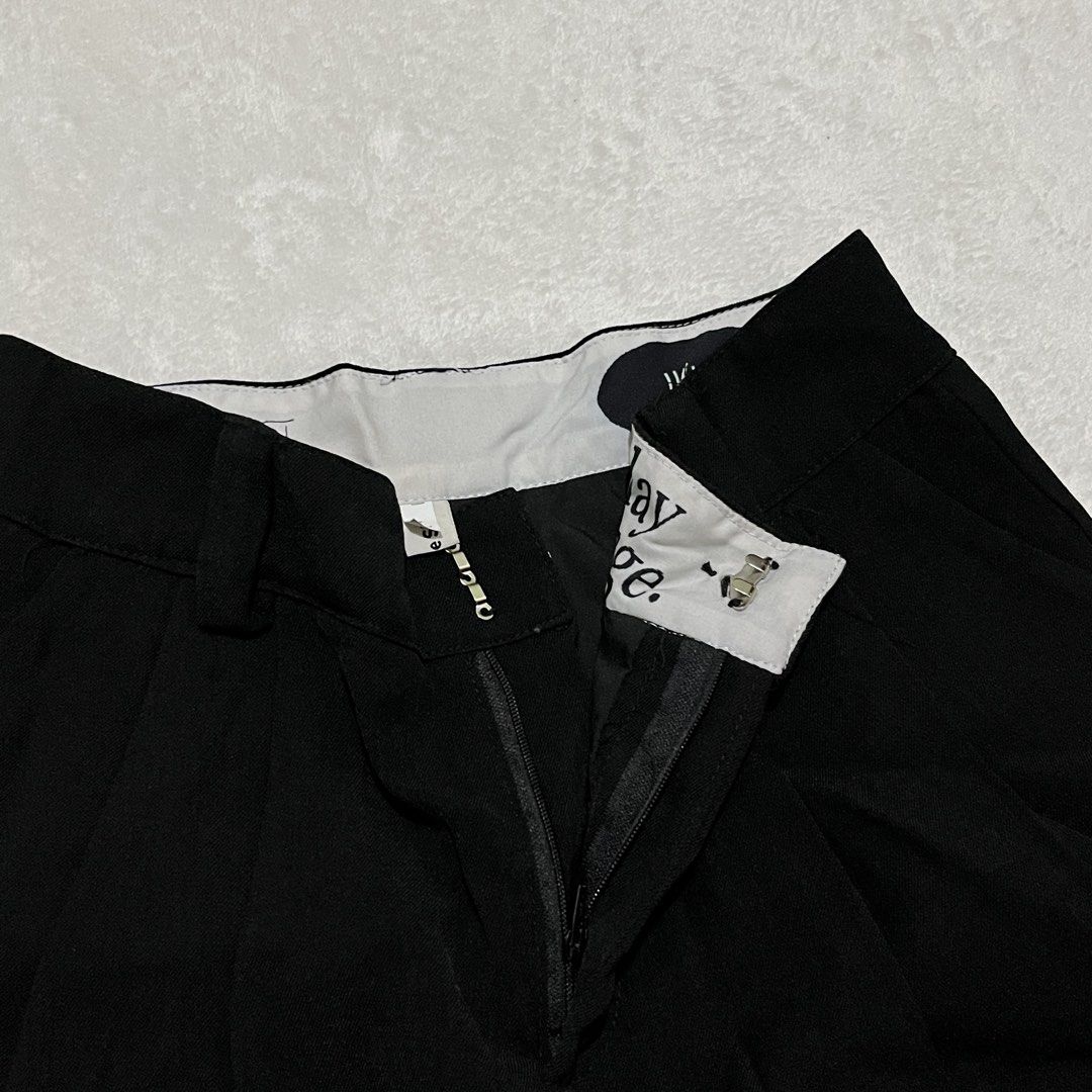 Black Pleated Mini Skirt with Raw Hem (Category: Skirts) located in Binan City. Submitted by veniceao (Listing ID 1461471658, Image 2). Description: PLEASE READ ❤️ Loc: Manila/Laguna (open for checkout for cheaper sf—starts at ₱20) For sure buyer: 1. Make an offer. 2. Send your details for confirmation 3. Pay until 3pm the next day I confirm the order. Details: - Fits size 28 - Black pleated mini skirt - Raw, frayed hemline for a trendy look - Fr