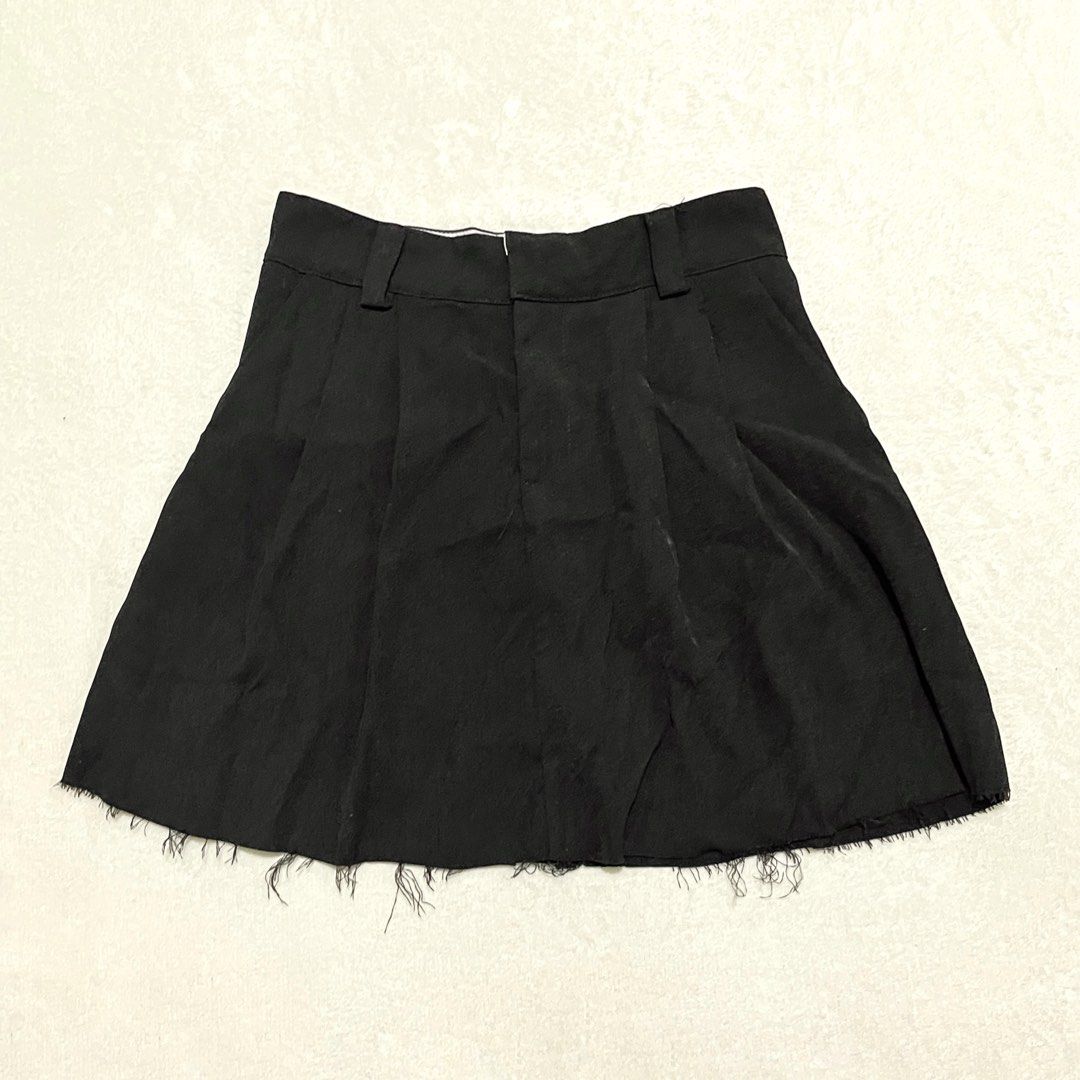 Black Pleated Mini Skirt with Raw Hem (Category: Skirts) located in Binan City. Submitted by veniceao (Listing ID 1461471658, Image 1). Description: PLEASE READ ❤️ Loc: Manila/Laguna (open for checkout for cheaper sf—starts at ₱20) For sure buyer: 1. Make an offer. 2. Send your details for confirmation 3. Pay until 3pm the next day I confirm the order. Details: - Fits size 28 - Black pleated mini skirt - Raw, frayed hemline for a trendy look - Fr