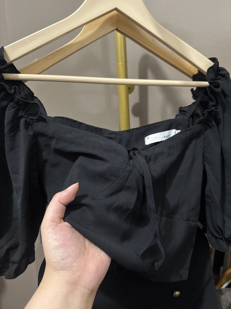 Black Puff Cropped Blouse (Category: Blouses) located in Mexico. Submitted by studioleraph (Listing ID 1461463263, Image 2). Description: 🛍️ Perfect for your personal wardrobe or reseller business 🫶 👗 The actual item being sold is the original garment shown in the product photos. Small differences in fit, drape, color, texture, or details may occur. 💌 Condition: • Preloved; Please wash the items before wearing. • Please manage expectations as