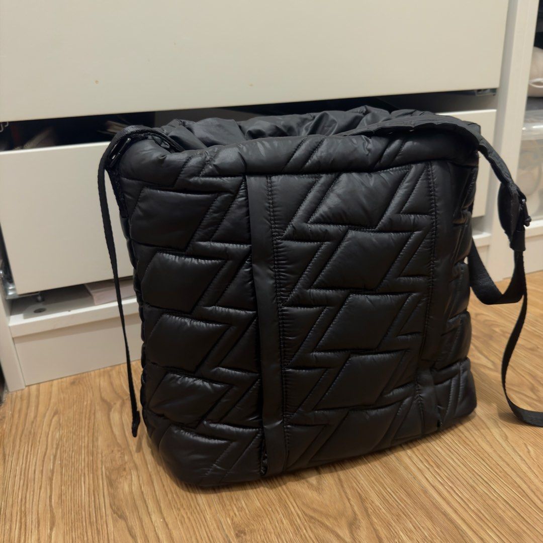 Gymshark Black Puffer Drawstring Gym or Work Bag (Category: Tote Bags) located in Pasig City. Submitted by kndlljnnrx (Listing ID 1461389514, Image 1). Description: - Gymshark chic black puffer bag - Can be used as a work bag or gym bag - Unique geometric stitch pattern - Secure drawstring closure - Adjustable strap - RFS: barely used - SRP is 3k+.
