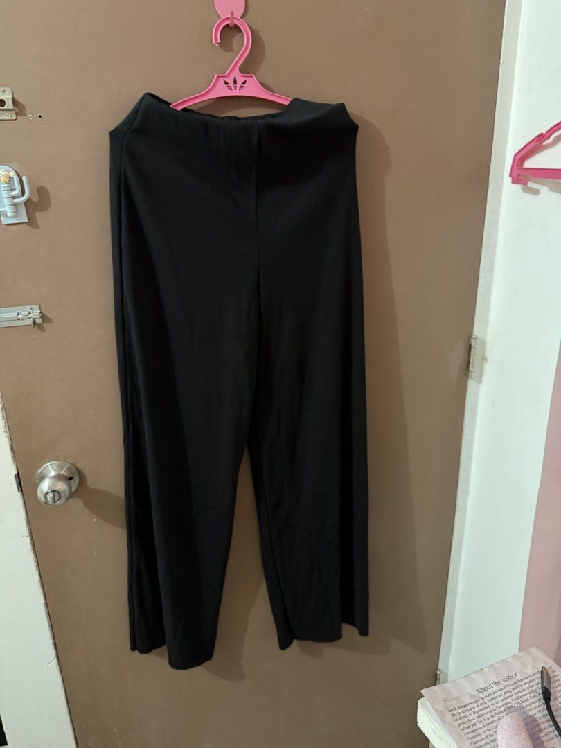 Black Ribbed Wide Leg Pants (Category: Other Bottoms) located in Davao. Submitted by fabdeclutter (Listing ID 1461558062, Image 3). Description: - Black ribbed wide-leg pants - Comfortable elastic waistband - Estimated size Medium - Minor tear near waistband (visible in photo 2), still functional - Ideal for casual wear.