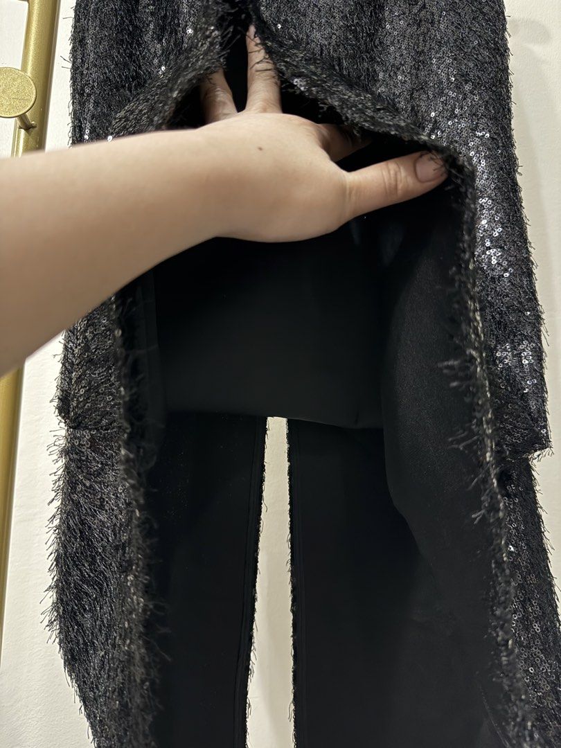 Black Sequin Fringe Fishtail Maxi Skirt (Category: Skirts) located in Antipolo. Submitted by jackiestash2 (Listing ID 1461330094, Image 3). Description: - Sparkly black maxi skirt - Sequin base with all-over fringe detailing - Fishtail hem with a slit for easy movement - Fully lined - Ideal for parties or a night out Waist: up to 30 Length: 34 Antipolo Gcash/Bdo Lala/J&T.