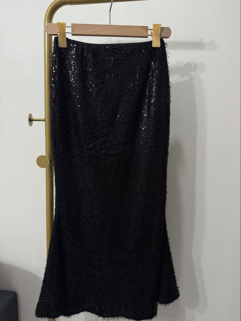 Black Sequin Fringe Fishtail Maxi Skirt (Category: Skirts) located in Antipolo. Submitted by jackiestash2 (Listing ID 1461330094, Image 1). Description: - Sparkly black maxi skirt - Sequin base with all-over fringe detailing - Fishtail hem with a slit for easy movement - Fully lined - Ideal for parties or a night out Waist: up to 30 Length: 34 Antipolo Gcash/Bdo Lala/J&T.