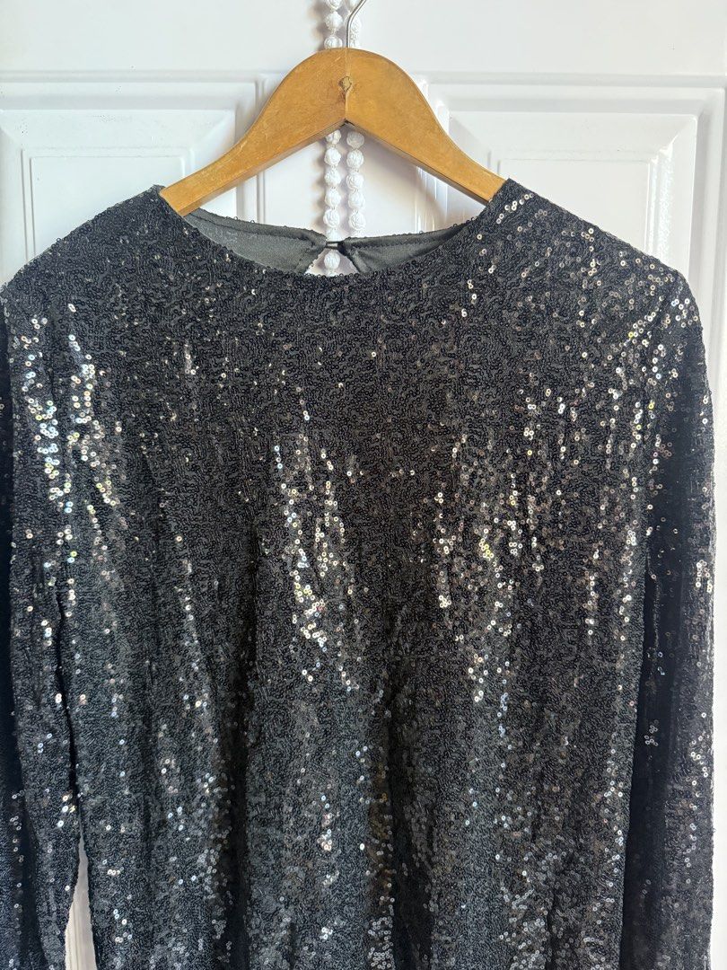 Black Sequins Dress (Category: Evening dresses & gowns) located in Las Pinas. Submitted by sellerkjb (Listing ID 1461349282, Image 3). Description: BRAND NEW XL may design na pa open sa likod.