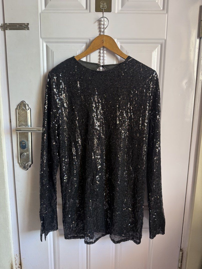 Black Sequins Dress (Category: Evening dresses & gowns) located in Las Pinas. Submitted by sellerkjb (Listing ID 1461349282, Image 2). Description: BRAND NEW XL may design na pa open sa likod.
