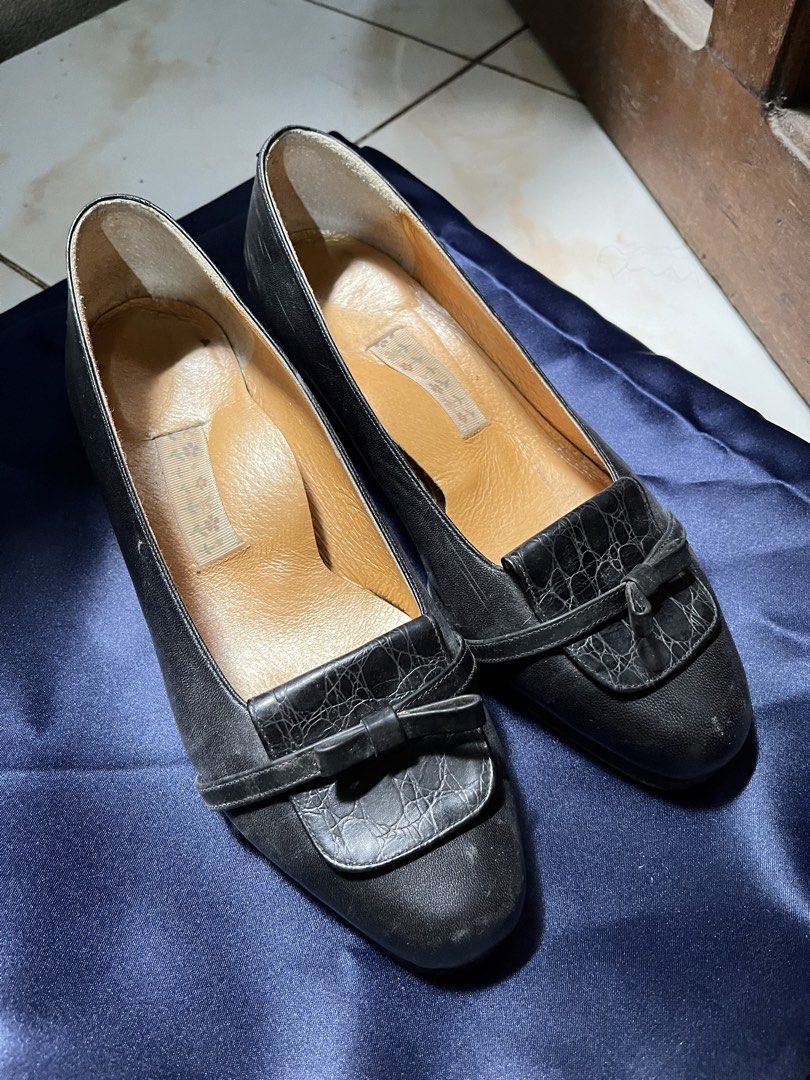 US 38-39 Black Heels (Category: Heels) located in Manila. Submitted by lovedbyherr.era (Listing ID 1461342187, Image 3). Description: • 2 inches heels • Needs to be shined •Good for school and office • Can fit 38-39 • Price is negotiable.