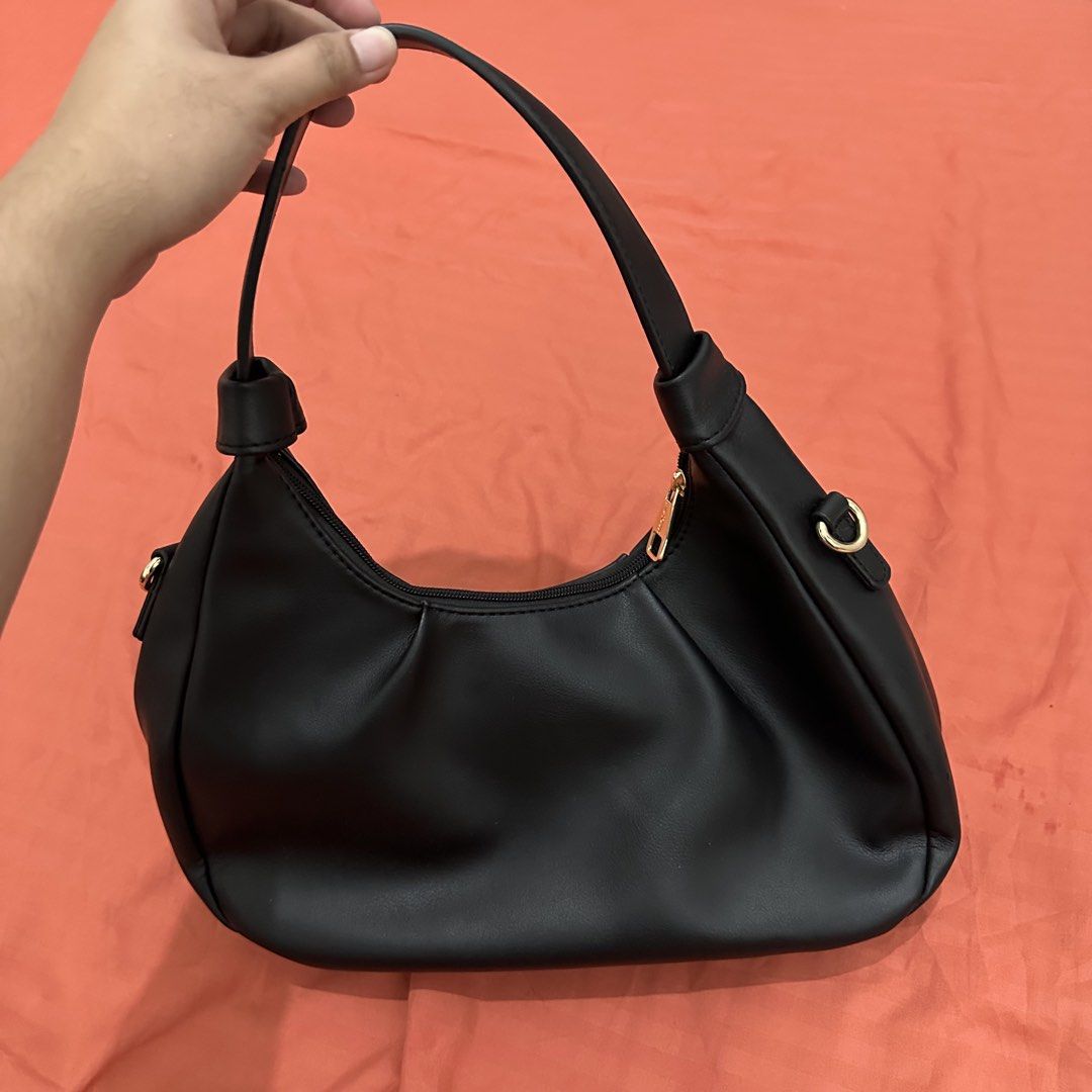 Black shoulder sling bag (Category: Shoulder Bags) located in Caloocan City. Submitted by romeosierra (Listing ID 1461325960, Image 2). Description: Can still pass as brand new. .