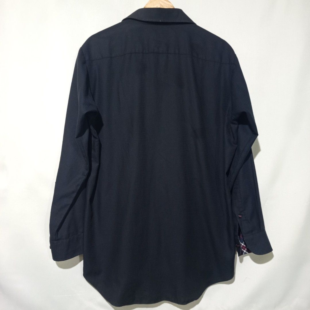 Black Slim Long Sleeve (Category: Formal Shirts) located in Caloocan City. Submitted by anghelou (Listing ID 1461365978, Image 2). Description: - Large to XL - With minimal stripe designs at collar and wrist - Ideal for formal occassion or casual outing. * You can dm me to send you other photos/videos for checking the condition. * Negotiable for sure buyer.