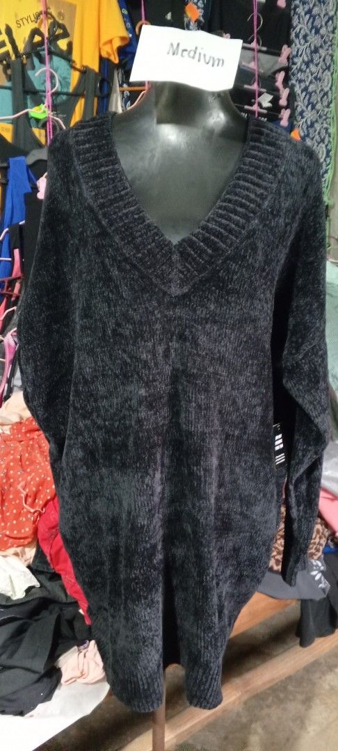 Black V-Neck Chenille Sweater - Size Medium (Category: Coats, Jackets and Outerwear) located in Manila. Submitted by ezekislacl02490 (Listing ID 1461342655, Image 1). Description: - Cozy black chenille sweater - V-neck design - Super soft and warm feel - Ideal for cooler weather - Brand new with tag still attached - Size: Medium.