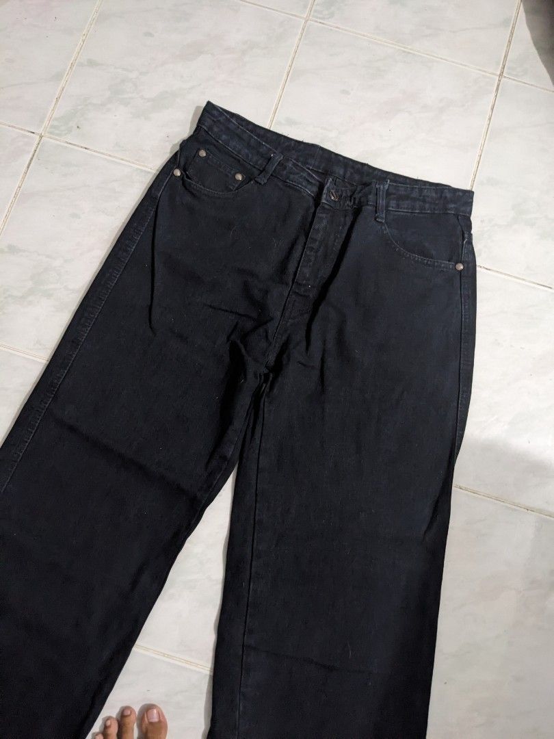 Black Wide Leg Jeans (Category: Jeans) located in Manila. Submitted by thriftsezsta (Listing ID 1461526627, Image 3). Description: - Classic black wide leg jeans - Comfortable fit for all-day wear - Features a traditional five-pocket style - Secure button and zip closure - Versatile for pairing with various tops - Ideal for everyday casual outfits.