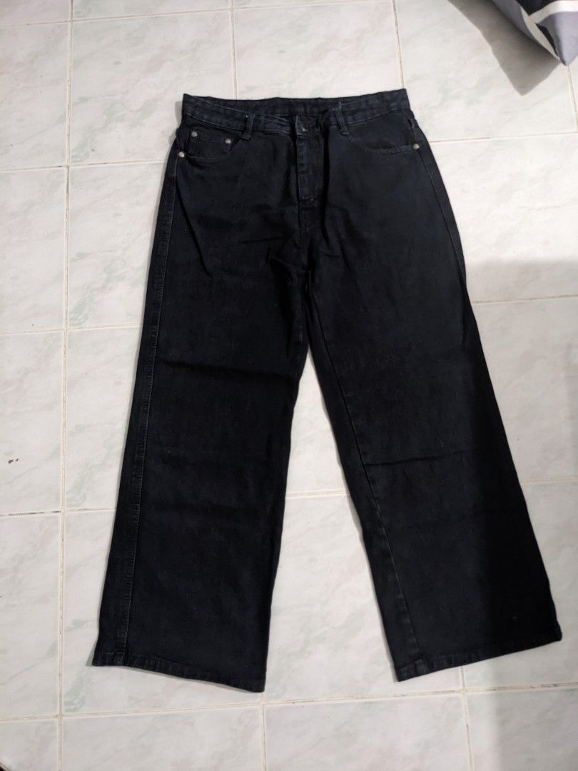 Black Wide Leg Jeans (Category: Jeans) located in Manila. Submitted by thriftsezsta (Listing ID 1461526627, Image 1). Description: - Classic black wide leg jeans - Comfortable fit for all-day wear - Features a traditional five-pocket style - Secure button and zip closure - Versatile for pairing with various tops - Ideal for everyday casual outfits.