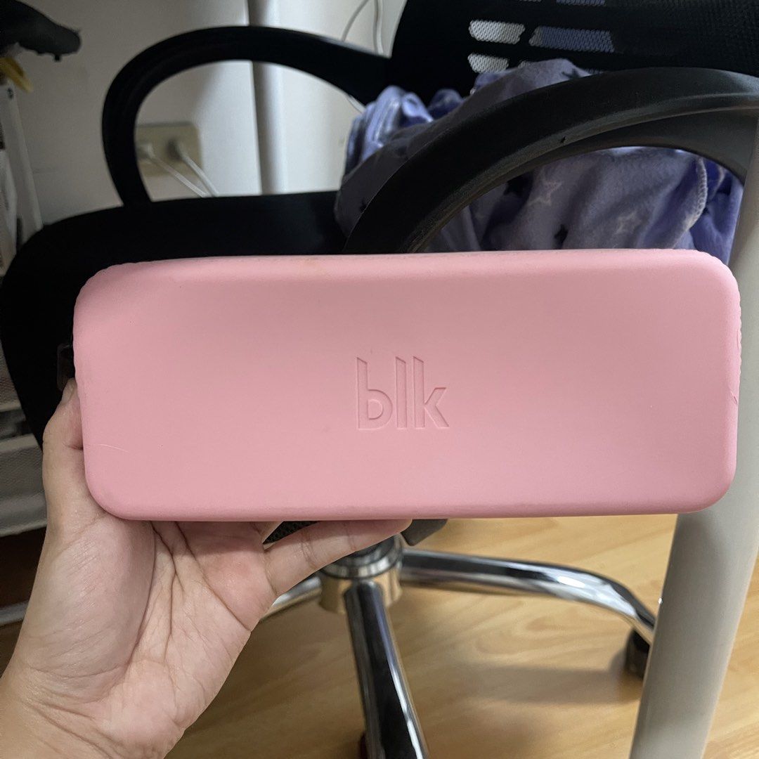 BLK Pink Pencil Case/Makeup Brushes Case (Category: Purses & Pouches) located in Quezon City. Submitted by ukhy_shop (Listing ID 1461484607, Image 1). Description: - Original BLK Cosmetics - Can be pencil case/makeup brushes case - Working zipper - Material: jelly 🛒— ₱100 ONLY dm to avail ‼️.