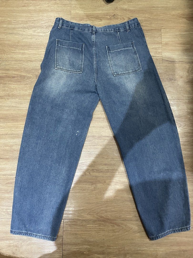 Blue Denim Barrel Leg Jeans (Category: Jeans) located in Pasig City. Submitted by randomclothes_ (Listing ID 1461415709, Image 2). Description: - Classic blue denim jeans - Barrel shaped jeans - Two front and two back pockets - Button and zip closure - Versatile for casual outfits - Great for everyday wear.