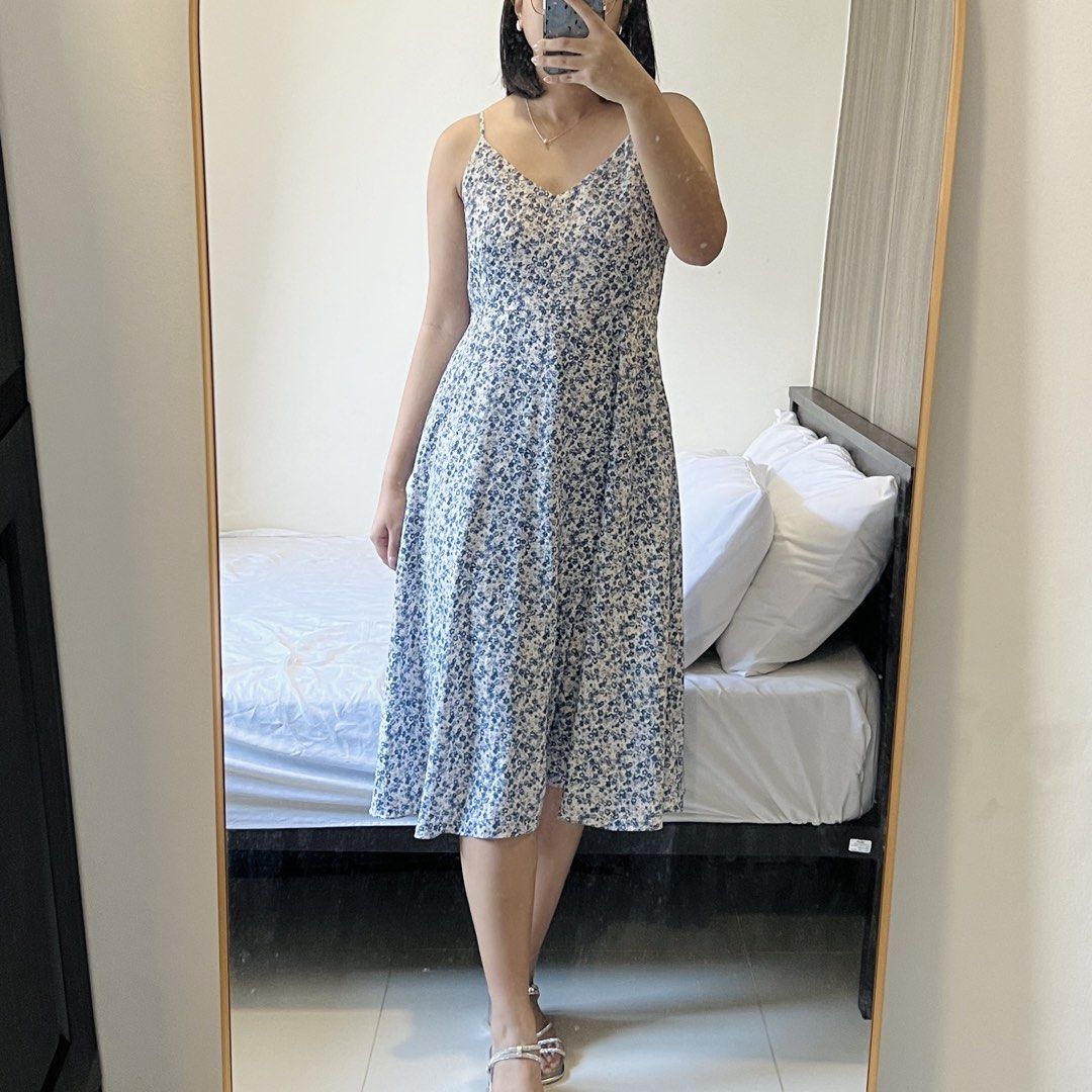 Blue Floral Midi Dress (Category: Dresses) located in Mandaluyong City. Submitted by katecdp (Listing ID 1455582980, Image 1). Description: ✨ Like new (10/10). Best fit M-L, a bit loose sa bust ko. Wrinkle free fabric na very flowy. Straps are also adjustable. No issue with this one, dami ko lang similar dresses. 👗 Seller reference: 5’5’ height, 34” bust, 29” waist 💸 MOP: GCash, BPI QR Decluttering my closet with items mostly used for events. F