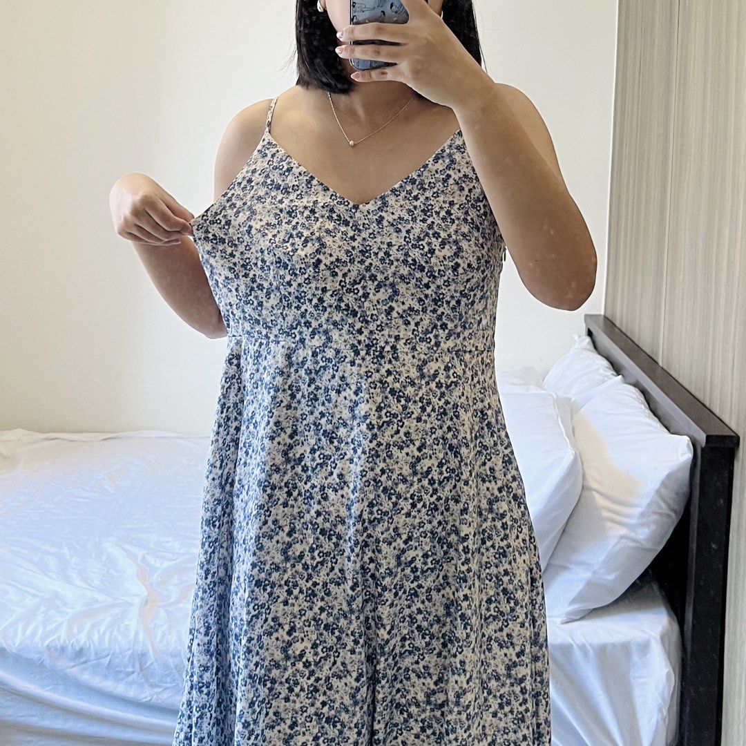 Blue Floral Midi Dress (Category: Dresses) located in Mandaluyong City. Submitted by katecdp (Listing ID 1455582980, Image 2). Description: ✨ Like new (10/10). Best fit M-L, a bit loose sa bust ko. Wrinkle free fabric na very flowy. Straps are also adjustable. No issue with this one, dami ko lang similar dresses. 👗 Seller reference: 5’5’ height, 34” bust, 29” waist 💸 MOP: GCash, BPI QR Decluttering my closet with items mostly used for events. F