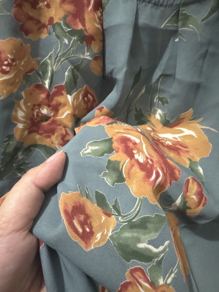 Blue Floral Sleeveless Top (Category: Sleeveless) located in Mexico. Submitted by studioleraph (Listing ID 1461450145, Image 3). Description: 🛍️ Perfect for your personal wardrobe or reseller business 🫶 👗 The actual item being sold is the original garment shown in the product photos. Small differences in fit, drape, color, texture, or details may occur. 💌 Condition: • Preloved; Please wash the items before wearing. • Please manage expectation