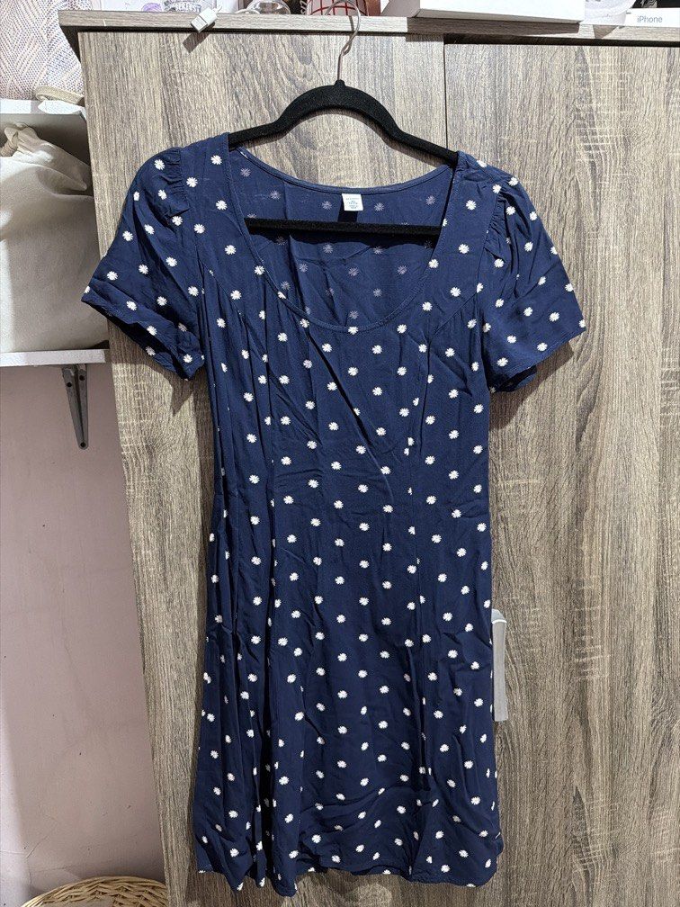 Blue Old Navy Daisies Dress (Category: Dresses) located in San Juan City. Submitted by preloved.bymonique (Listing ID 1461342182, Image 1). Description: .