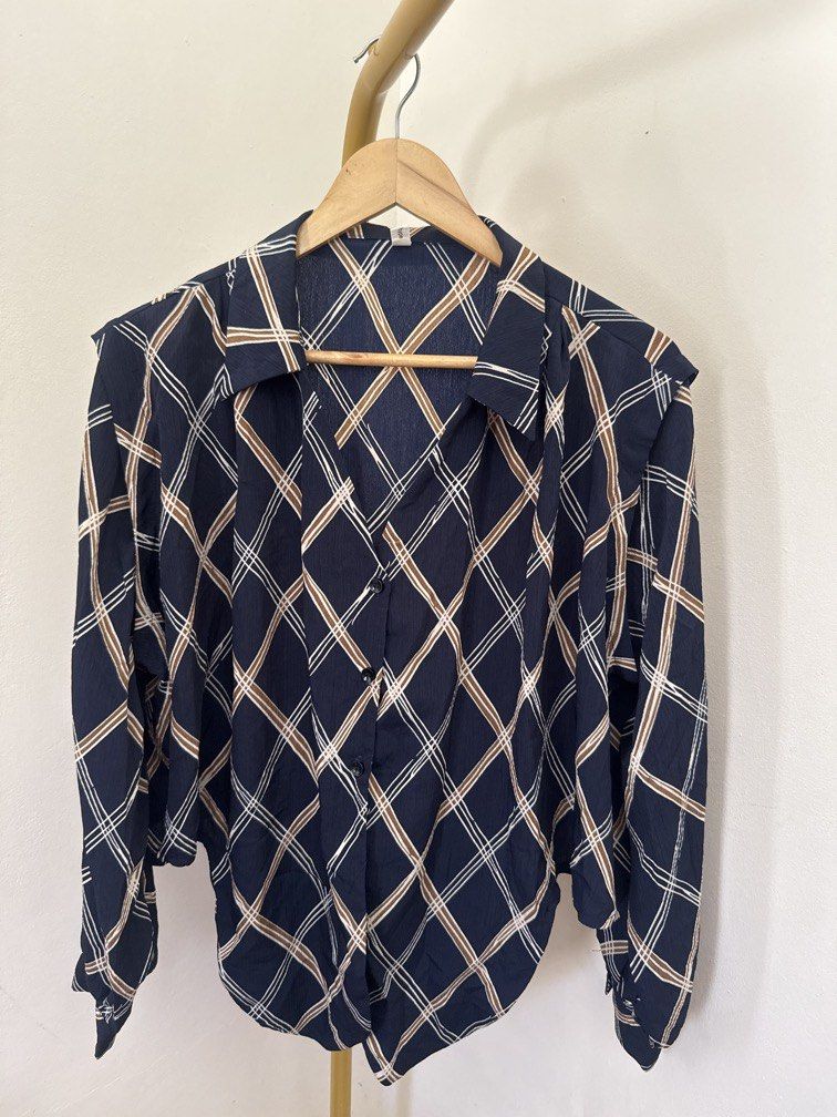 Blue Patterned Longsleeves (Category: Longsleeves) located in Mexico. Submitted by studioleraph (Listing ID 1461352338, Image 1). Description: 🛍️ Perfect for your personal wardrobe or reseller business 🫶 👗 The actual item being sold is the original garment shown in the product photos. Small differences in fit, drape, color, texture, or details may occur. 💌 Condition: • Preloved; Please wash the items before wearing. • Please manage expectatio