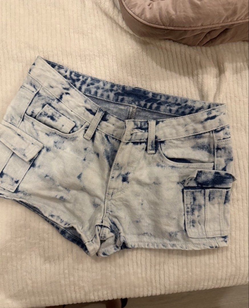 Brandy Melville Shorts (Category: Shorts) located in Manila. Submitted by ilyhana444 (Listing ID 1461551905, Image 1). Description: One size only- best fits 02 Gcash Payment Payment first no COD Lalamove or GoGoExpress delivery delivery fee must be shouldered by buyer. No reservation .