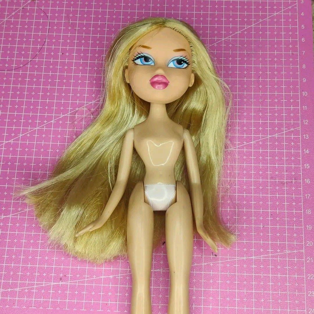 Bratz Campfire Cloe (can be trade) (Category: Kids Toys) located in Caloocan City. Submitted by bratzyjade (Listing ID 1461444172, Image 1). Description: details -tiny lipchip -articulation 10/10 -hair 9/10 (soft) if trade: LF: -articulated yasmin body (recent lines) -yasmin tone shoes bundle (pumps) rfs double.