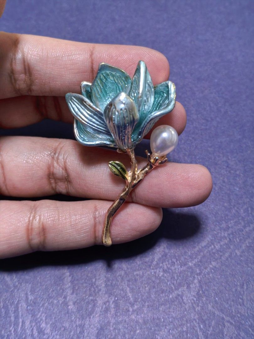 Brooch Pin Flower (Category: Brooches) located in Taguig. Submitted by jeannescarlet (Listing ID 1461491365, Image 1). Description: 💎Brand New 💎Alloy Material.