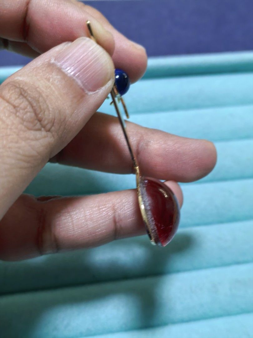 Brooch Pin Gold Musical Note (Category: Brooches) located in Taguig. Submitted by jeannescarlet (Listing ID 1461368834, Image 2). Description: 💎Brand New 💎Alloy Material Note: *Color is gold but can change to silver depending on lighting *Please check second photo kita yung glue. Though when worn it won't be super noticeable.