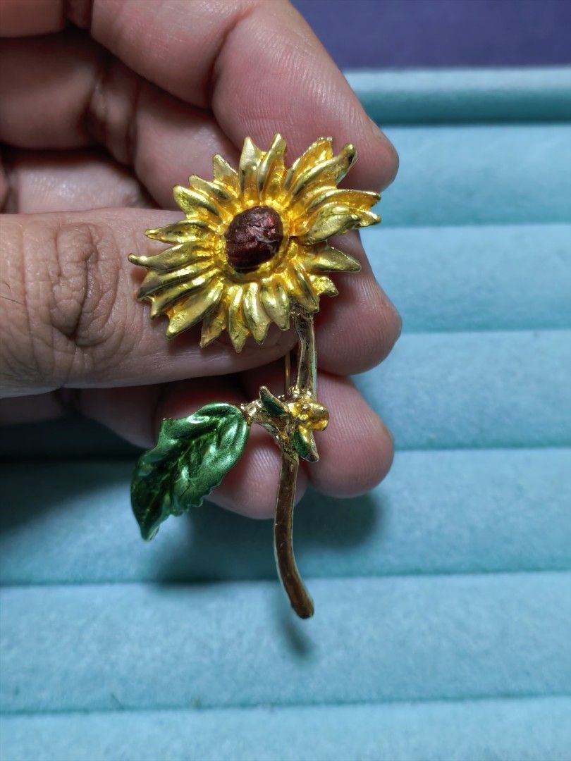 Brooch Pin Sunflower (Category: Brooches) located in Taguig. Submitted by jeannescarlet (Listing ID 1461343638, Image 1). Description: 💎Brand New 💎Alloy Material.