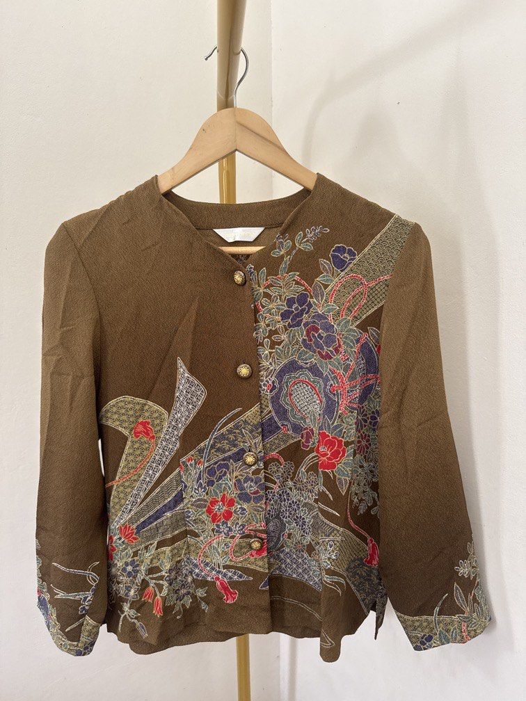 Brown Patterned Buttondown Top (Category: Blouses) located in Mexico. Submitted by studioleraph (Listing ID 1461358999, Image 1). Description: 🛍️ Perfect for your personal wardrobe or reseller business 🫶 👗 The actual item being sold is the original garment shown in the product photos. Small differences in fit, drape, color, texture, or details may occur. 💌 Condition: • Preloved; Please wash the items before wearing. • Please manage expectatio