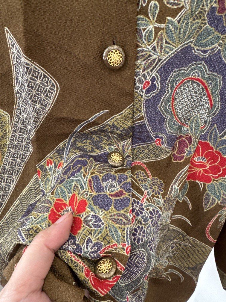 Brown Patterned Buttondown Top (Category: Blouses) located in Mexico. Submitted by studioleraph (Listing ID 1461358999, Image 2). Description: 🛍️ Perfect for your personal wardrobe or reseller business 🫶 👗 The actual item being sold is the original garment shown in the product photos. Small differences in fit, drape, color, texture, or details may occur. 💌 Condition: • Preloved; Please wash the items before wearing. • Please manage expectatio