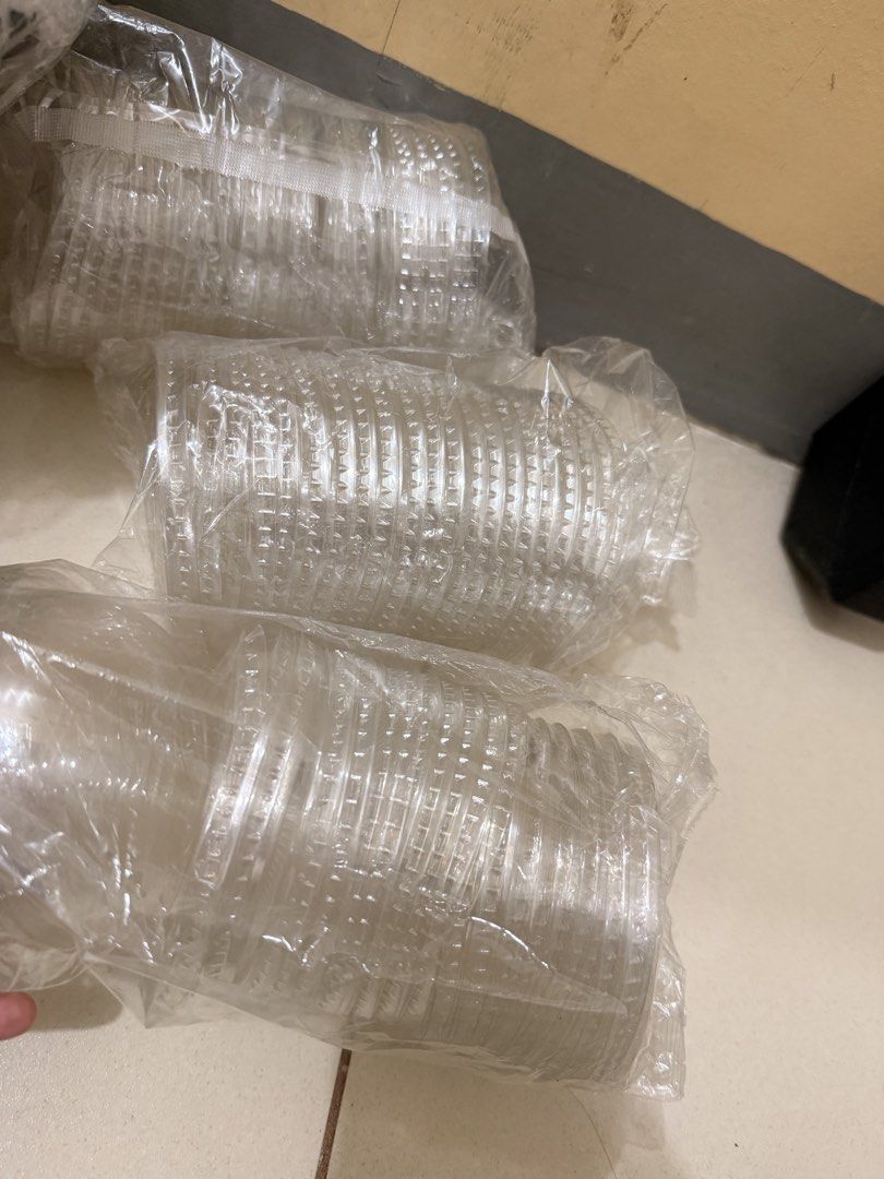 Bulk Clear Plastic Cups for Drinks or Food (Category: Coffee & Tea Tableware) located in Muntinlupa City. Submitted by cynthiacarriscanindo (Listing ID 1461347232, Image 3). Description: - Bundle of clear plastic cups - Ideal for parties, events, and takeout - Stackable design for convenient storage - Generous quantity in each pack - Versatile for serving beverages or snacks - Get yours for your next gathering!.