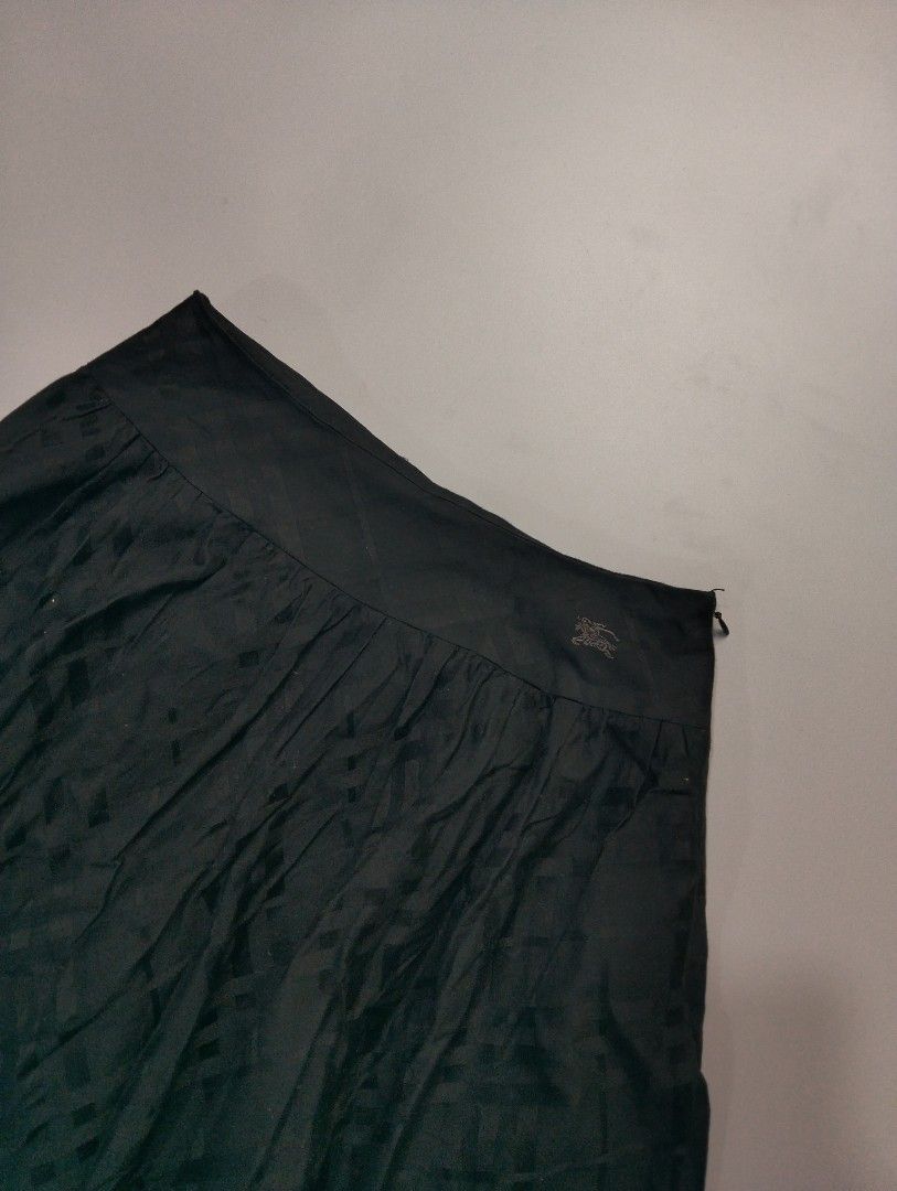 burberry blue label skirt (Category: Luxury Apparel) located in Bulacan. Submitted by recycloth_ (Listing ID 1461324500, Image 2). Description: burberry blue label skirt size on tag 36 waistline : 25-26 Length : 20" in great condition no issue or flaws HMU!.