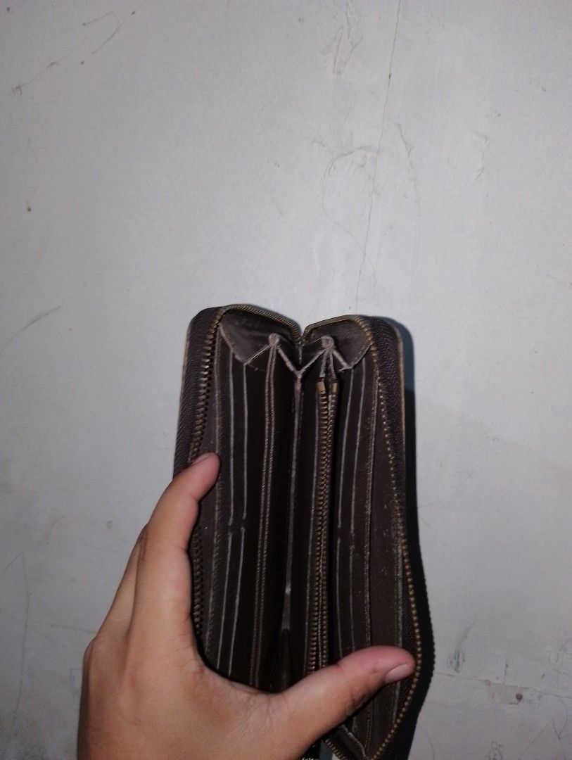 Burberry Wallet (Category: Luxury Bags & Wallets) located in Carmen. Submitted by fukqueazz (Listing ID 1461545044, Image 3). Description: Burberry Wallet Complete Tags Good Condition No Issues 📍Cebu JnT Express Mop:Gcash.