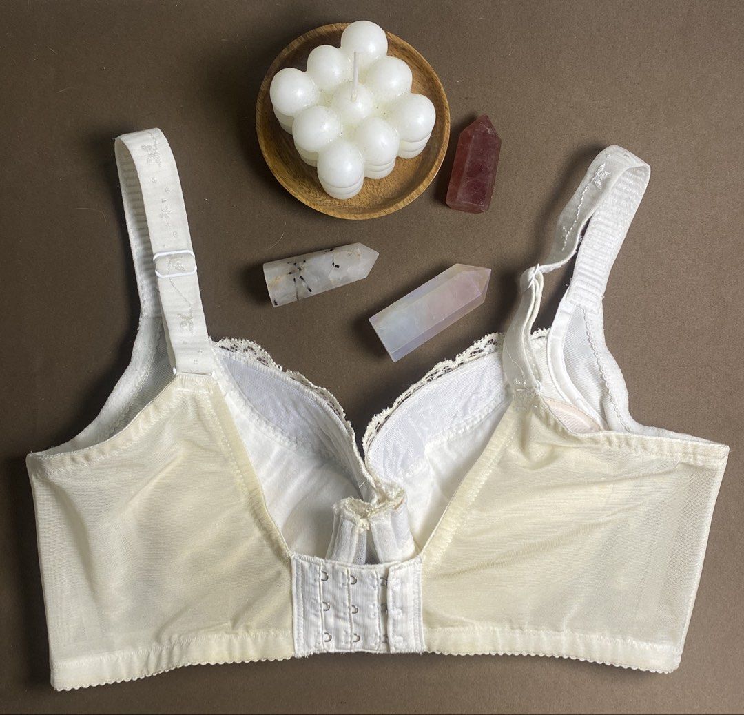 C80 Wacoal White Lace Full Coverage Bra (Category: Undergarments & Loungewear) located in Quezon City. Submitted by annethecoo17849 (Listing ID 1461483487, Image 3). Description: - White lace bra - Full coverage - Adjustable straps - Hook-and-eye back closure - Pretty floral lace overlay on cups - Comfortable and supportive design - Size: C80 super pretty lace bra!! removable pads can do jnt or lalamove jukay.