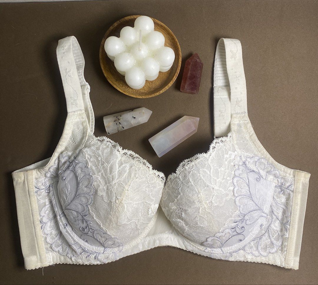 C80 Wacoal White Lace Full Coverage Bra (Category: Undergarments & Loungewear) located in Quezon City. Submitted by annethecoo17849 (Listing ID 1461483487, Image 1). Description: - White lace bra - Full coverage - Adjustable straps - Hook-and-eye back closure - Pretty floral lace overlay on cups - Comfortable and supportive design - Size: C80 super pretty lace bra!! removable pads can do jnt or lalamove jukay.