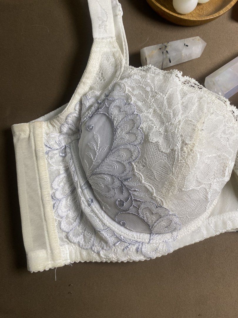 C80 Wacoal White Lace Full Coverage Bra (Category: Undergarments & Loungewear) located in Quezon City. Submitted by annethecoo17849 (Listing ID 1461483487, Image 2). Description: - White lace bra - Full coverage - Adjustable straps - Hook-and-eye back closure - Pretty floral lace overlay on cups - Comfortable and supportive design - Size: C80 super pretty lace bra!! removable pads can do jnt or lalamove jukay.