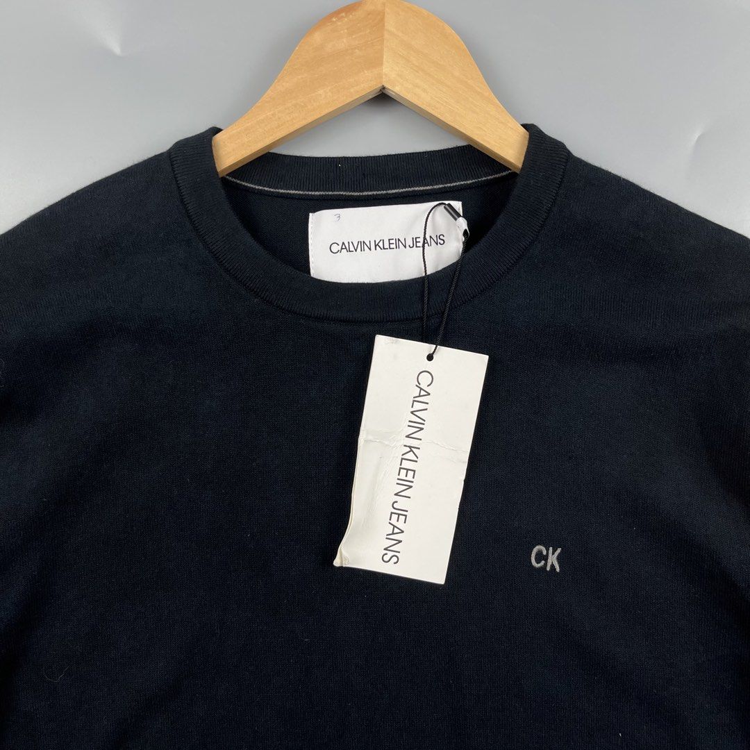 Calvin Klein Crewneck (Category: Activewear) located in Los Banos. Submitted by 4030.archives. (Listing ID 1461487907, Image 2). Description: Calvin Klein Crewneck 1300 Pesos Medium Length : 27 inches Width : 21 inches Brandnew .