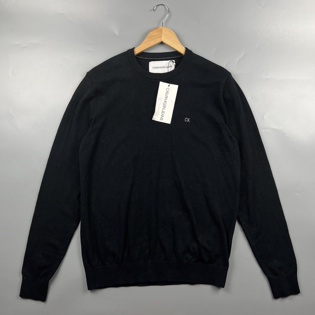 Calvin Klein Crewneck (Category: Activewear) located in Los Banos. Submitted by 4030.archives. (Listing ID 1461487907, Image 1). Description: Calvin Klein Crewneck 1300 Pesos Medium Length : 27 inches Width : 21 inches Brandnew .